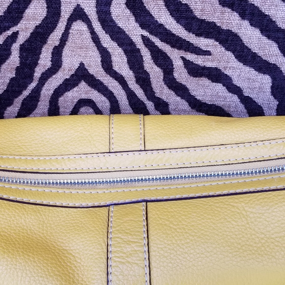 🌼 Tignanello Leather Shoulder Bag – Yellow – Crossbody/Shoulder Strap - Picture 3 of 9